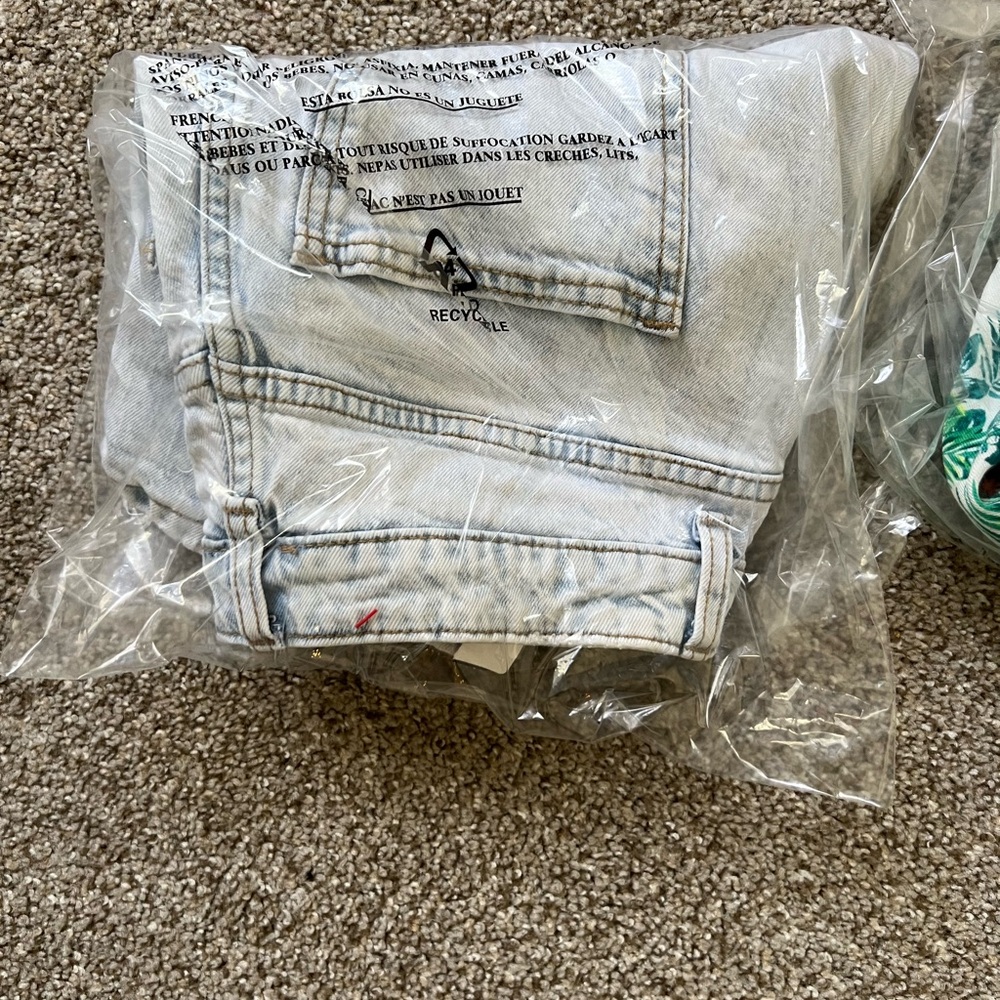 Universal thread hot shorts in excellent condition